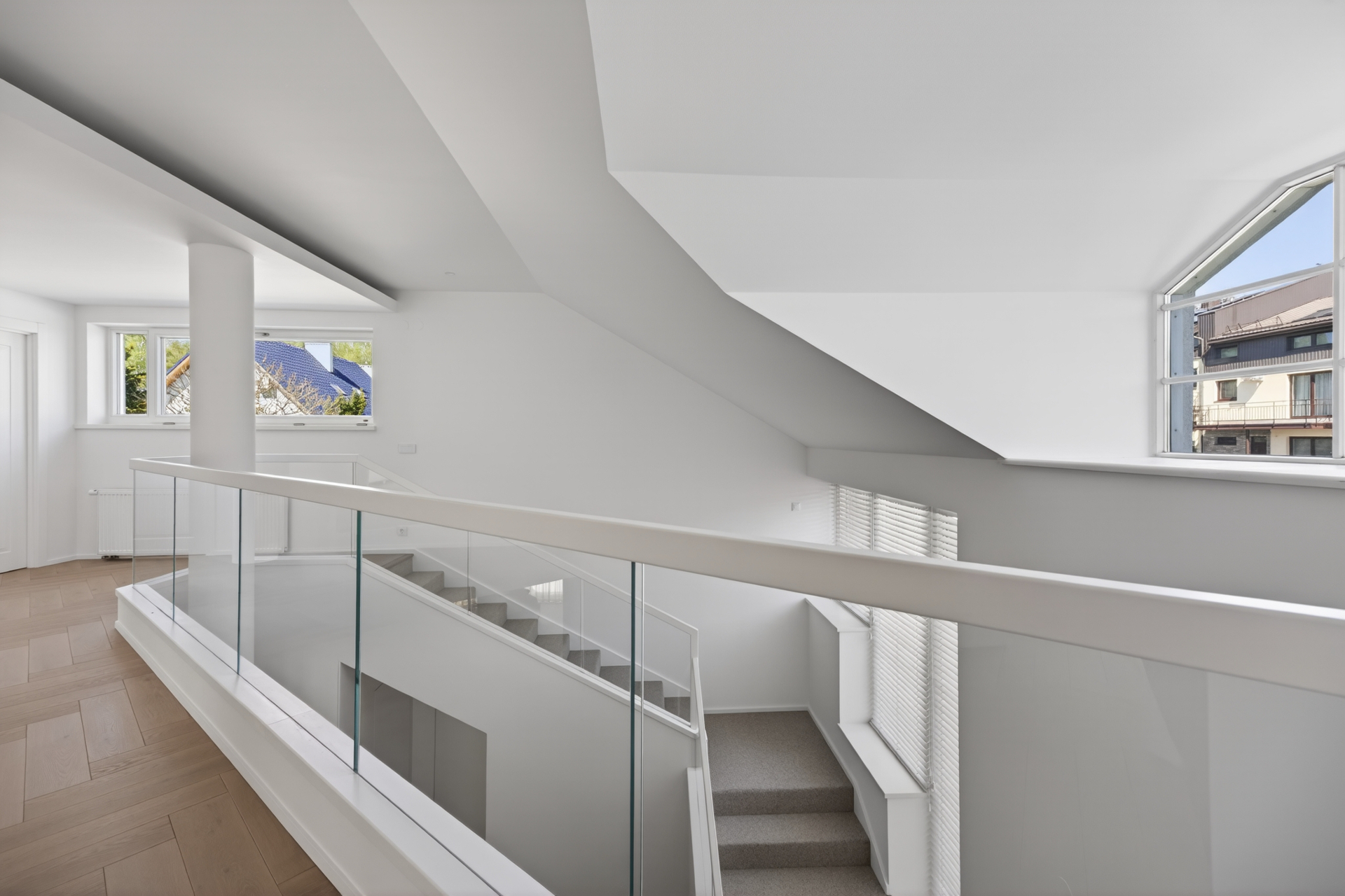 Antro aukšto galerija su stikliniu turėklu